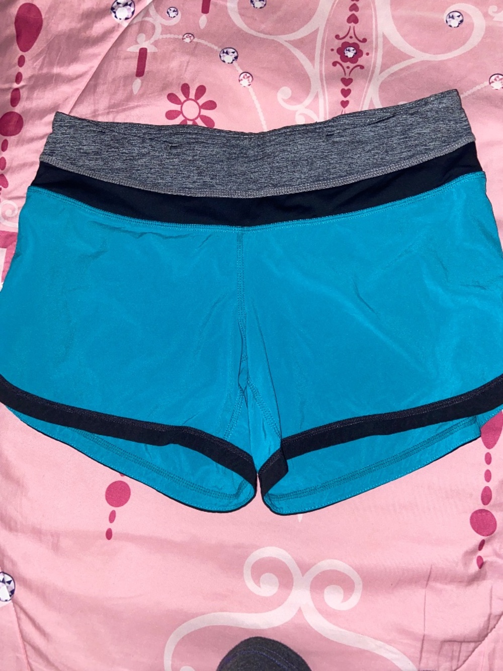 LULULEMON  SHORTS SIZE 4